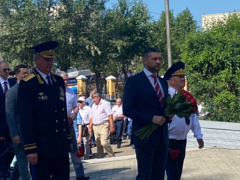 Осипов принёс охапку красных роз к памятнику пограничникам Забайкалья