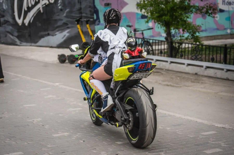 Девушки в школьной форме прокатились по Новосибирску на мотоциклах
