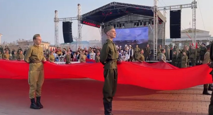 Театрализованный концерт «Вставай, страна!» начался на площади Ленина в Чите