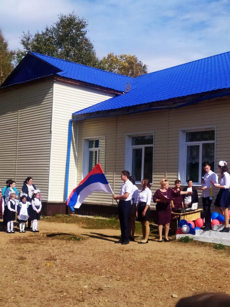 Флаг Сербии вместо флага РФ подняли в школе Забайкалья на 1 сентября