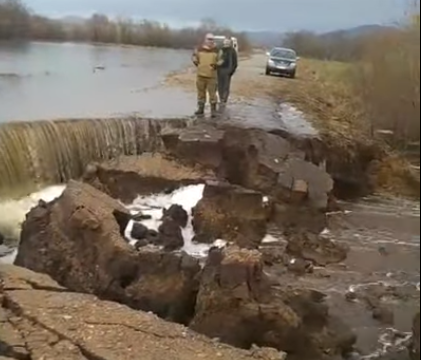 Ручьи размыли дорогу между сёлами Матусово и Новоивановка в Забайкалье