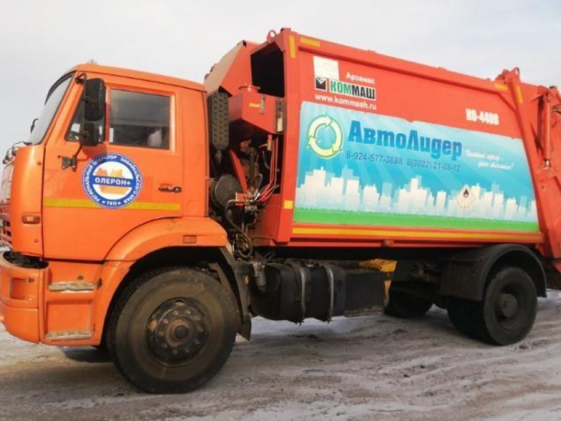 Мусор из контейнеров для пластика в Чите собирают две машины «Олерон+»