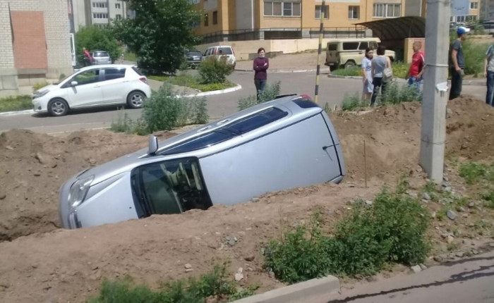 Машина упала в траншею после ДТП в Чите