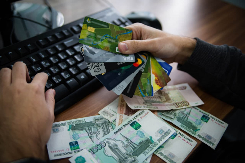 Visa и Mastercard заявили о приостановке своей деятельности в России