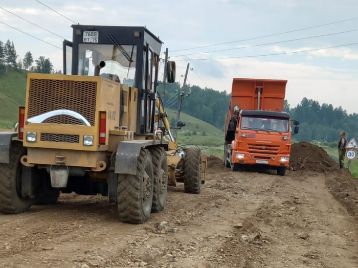 Обрушенный участок дороги возле Сретенска начали восстанавливать в Забайкалье