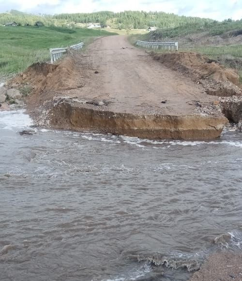 Жители Шелопугинского района пожаловались на старателей из-за разрушенного моста и грязной реки