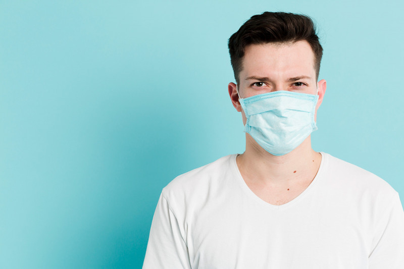 Московский врач сравнил ношение маски в пандемию с необходимостью каски на стройке