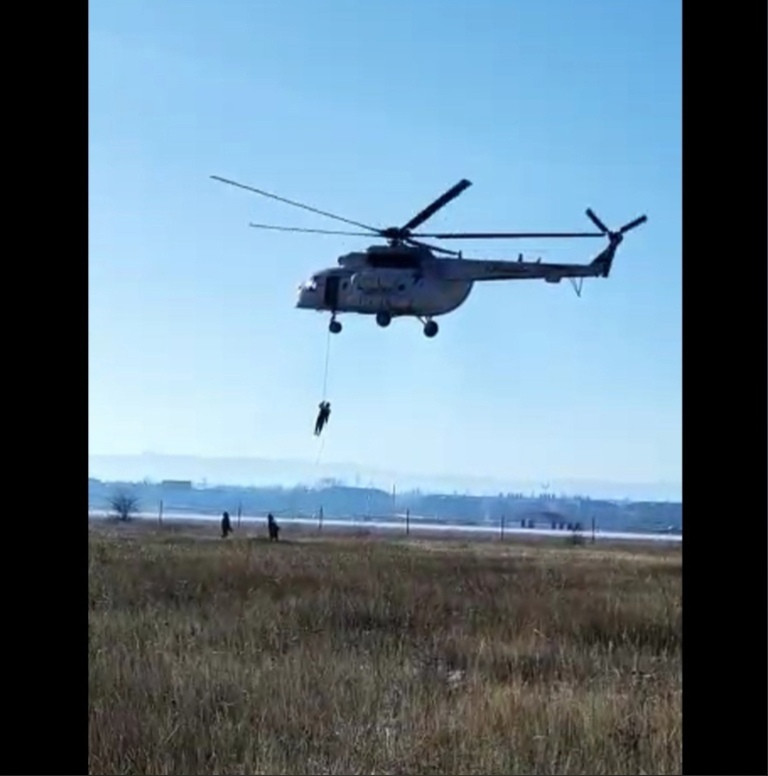 Пожарные-десантники отработали спуск с вертолёта на Читинской авиабазе
