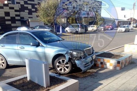 Mercedes врезался в клумбу на ул. Нечаева в центре Читы