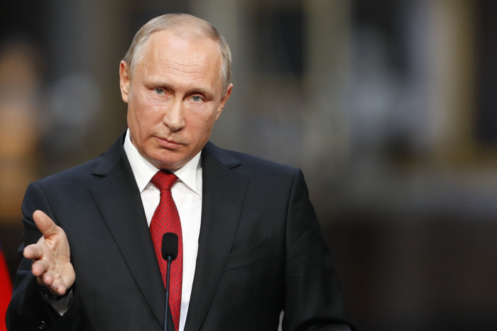 Путин поручил не ограничивать работу бизнеса из-за единичных случаев заражения коронавирусом