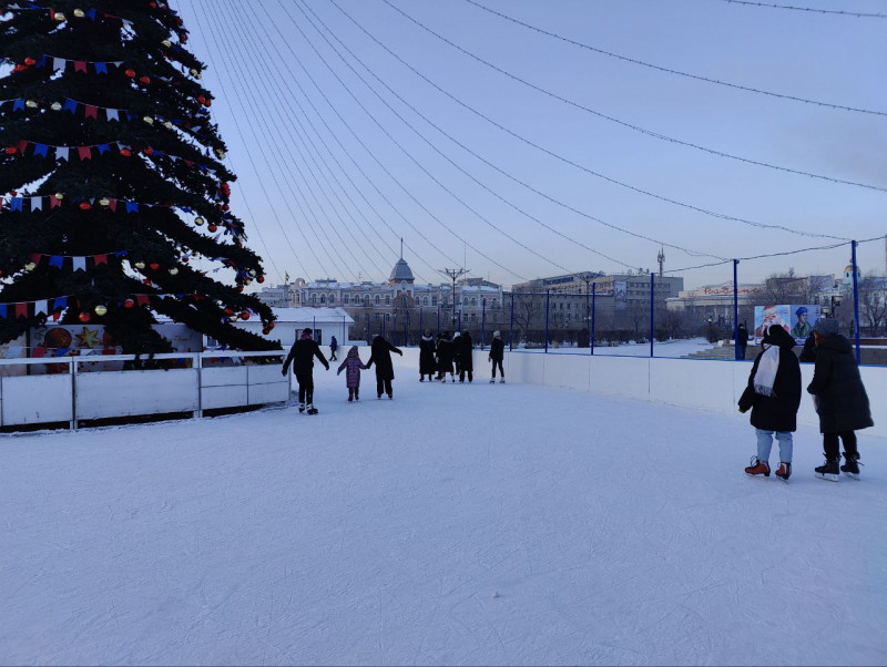 Катак на площади Ленина, лёд покрыт снегом. Фото: ZabNews