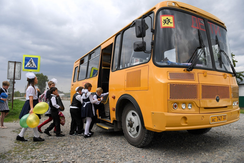 Учитель в Чите не пустила пятиклассника в школьный автобус из-за нехватки мест