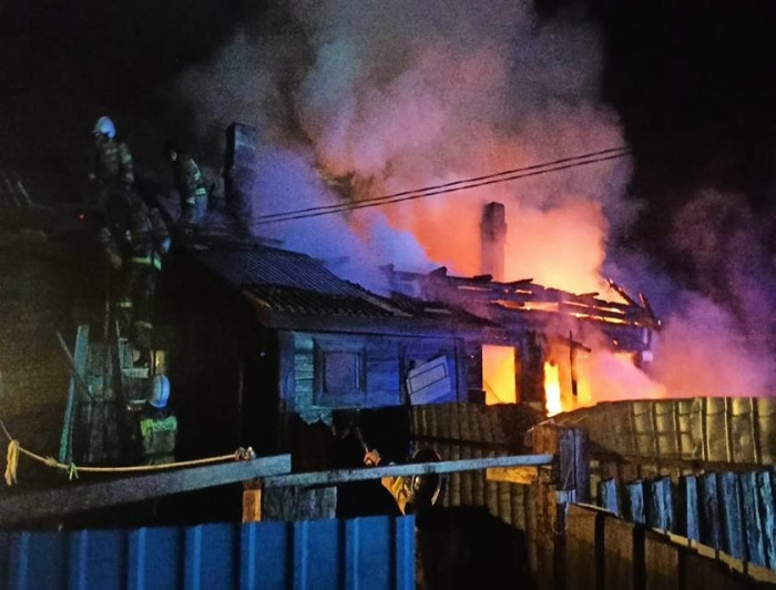 МЧС отстояло деревянный дом на пожаре повышенной сложности в Чите