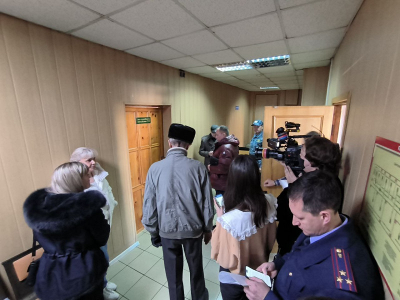 Журналисты, родственники и коллеги ждут Москвитина и Поливина возле зала суда