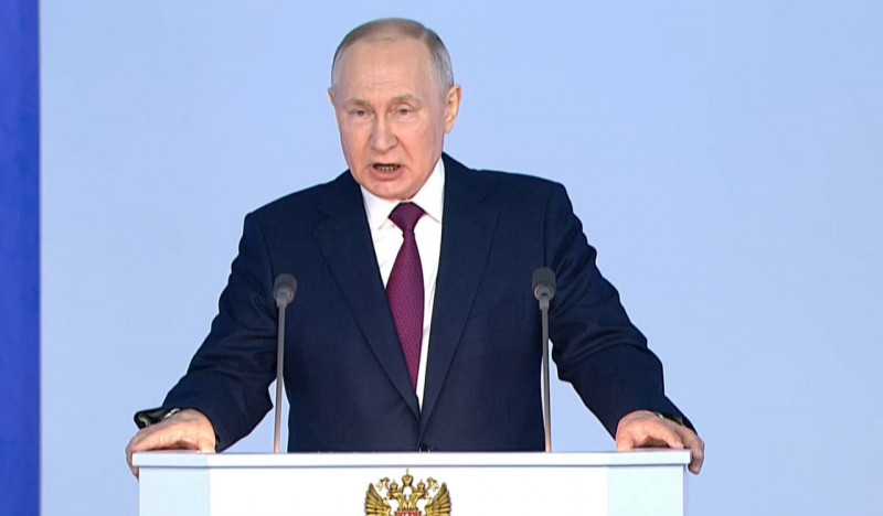 Владимир Путин обращается к парламентариям