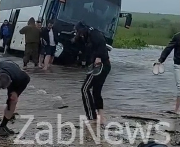 Автобус чуть не перевернулся на затопленной трассе в село Шелопугино