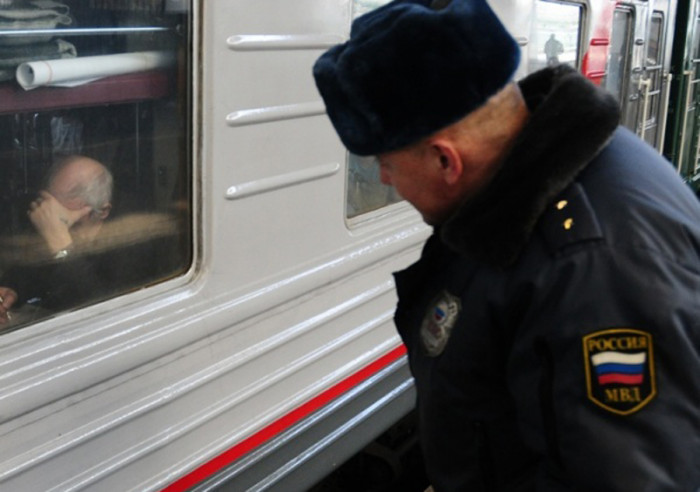 Пьяный читинец устроил дебош в поезде и испортил форму полицейскому