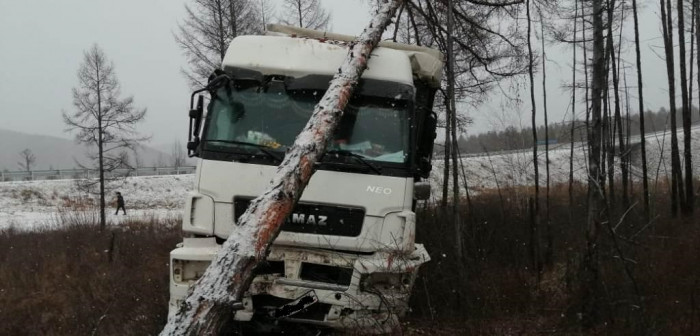Камаз врезался в дерево на федеральной трассе Чита – Хабаровск
