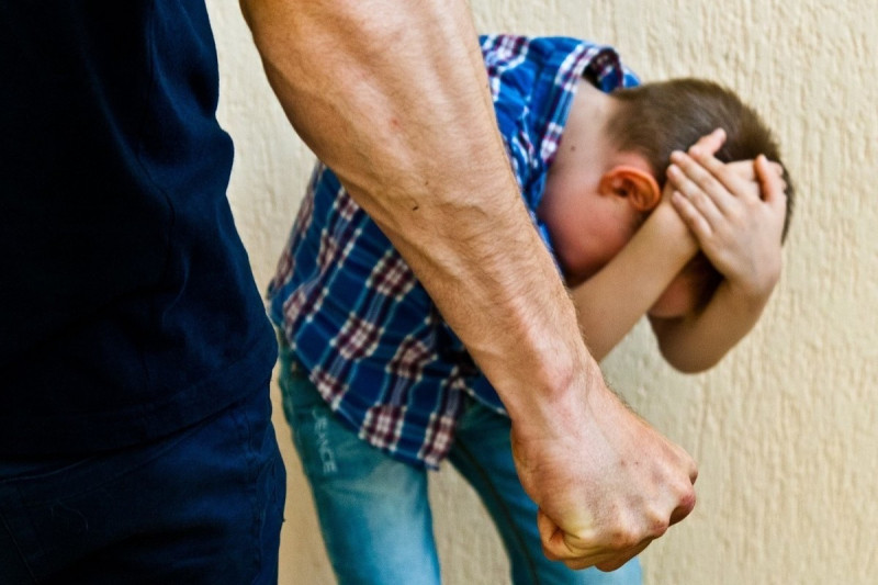 Мужчина в Чите почти два года истязал 10-летнего сына своей сожительницы