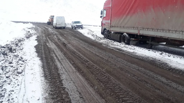 Движение по трассе «Южный Байкал» в Забайкалье останавливалось из-за снегопада