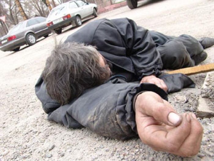 Водитель наехал на лежащего на дороге мужчину в Чите