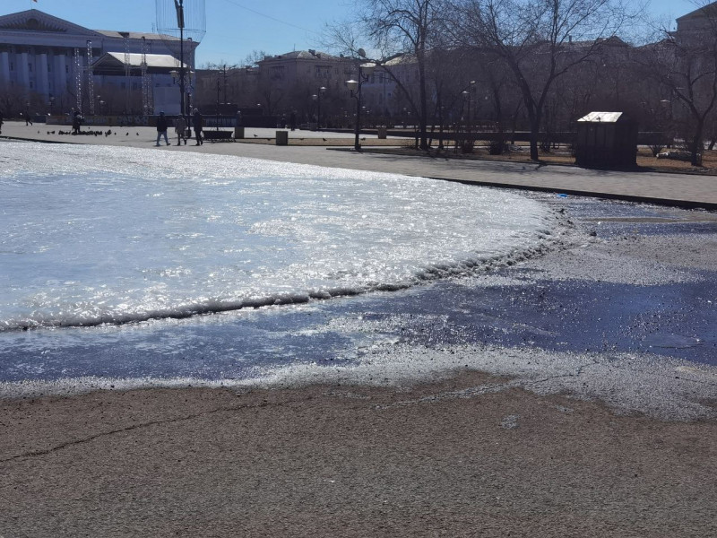 Подтаявший лёд от катка на площади Ленина начали убирать в Чите