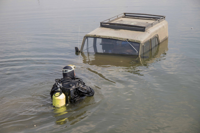 В Агинском спасатели достали утонувший в реке «УАЗ»