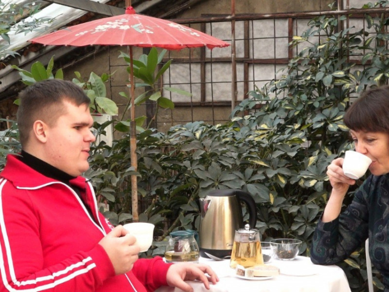Побывавший в 20 странах слепой тревел-блогер впервые попробовал бухлёр в Чите