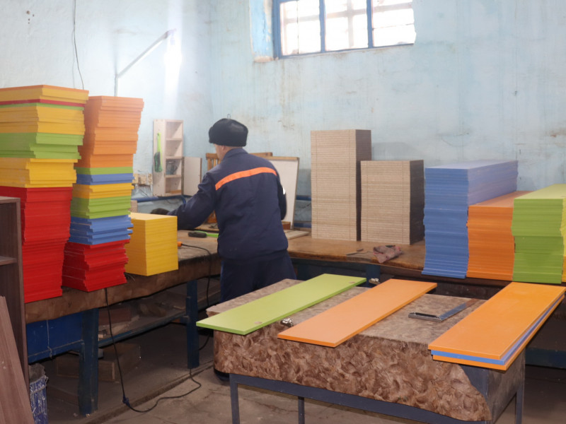 Столы и шкафы на 7,5 млн руб. для ЗабЖД изготовят в колонии Забайкалья