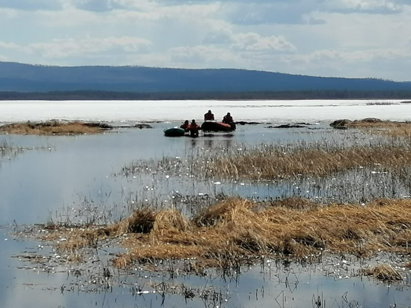 Спасатели работают на Иван-Озера. Фото: пресс-служба «Забайкалпожспаса»