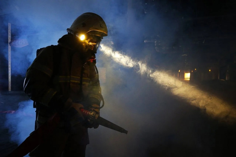 Пожарные в Забайкалье вынесли из горящего дома пенсионерку с ожогами ног