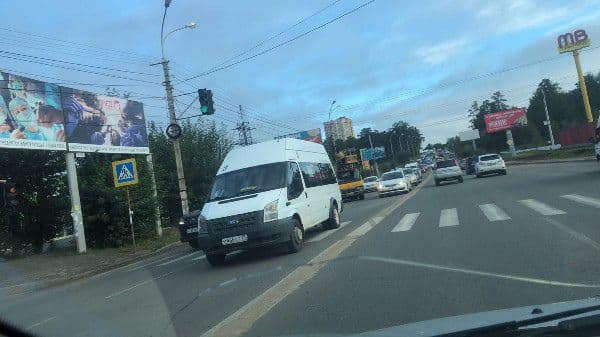 Маршрутка №3 и микрогрузовик столкнулись на улице Шилова в Чите и устроили затор