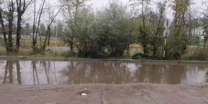 Дорогу возле школы затопило в Черновском районе Читы за один день дождей