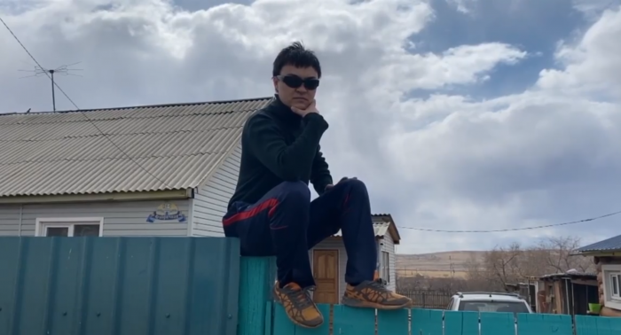 Кавээнщик снял шуточное видео о коронавирусе в посёлке Могойтуй Забайкальского края