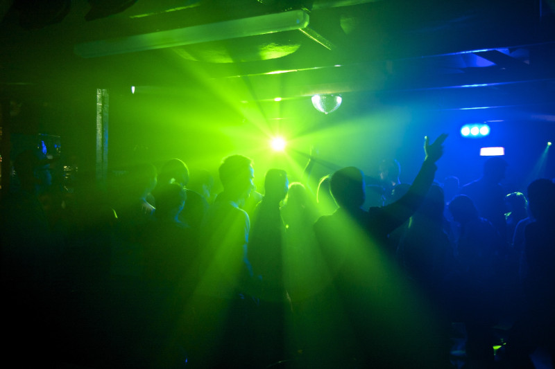 Двое пьяных мужчин разгромили ночной клуб в Борзе