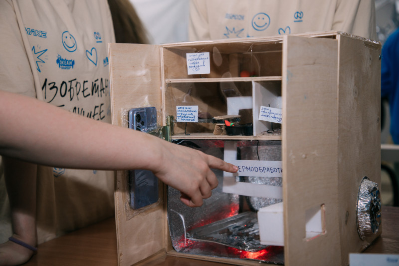 Школьники из Забайкалья создавали изобретения будущего во Владивостоке