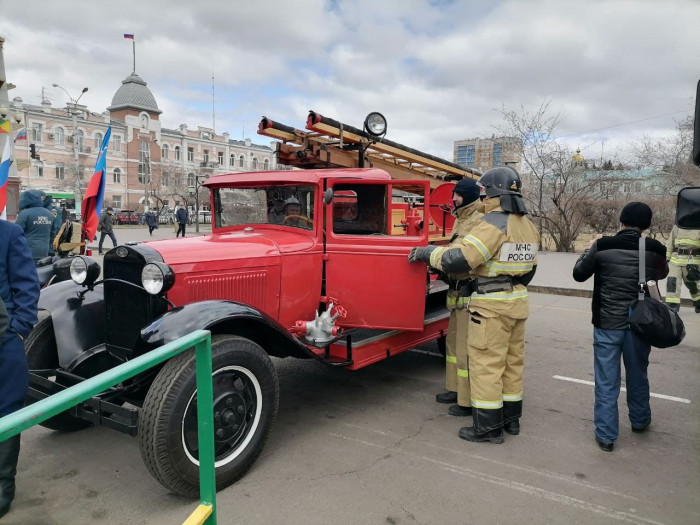 Новую технику торжественно вручили пожарным на площади Ленина в Чите