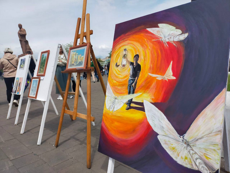 Студенты из Китая представили своё творчество на площади Ленина в День города