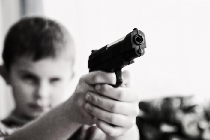 Два подростка в Краснокаменске с балкона стреляли в детей игрушечными пулями 