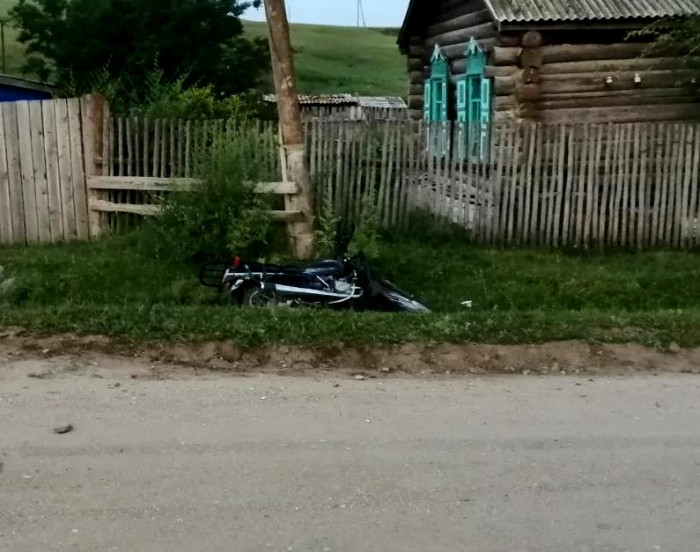 Мотоциклистка без прав и защитой экипировки перевернулась в Забайкалье