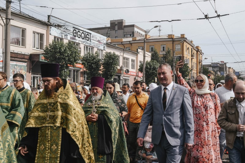 Александр Сапожников во время Крестного хода в Чите. Фото: ZabNews