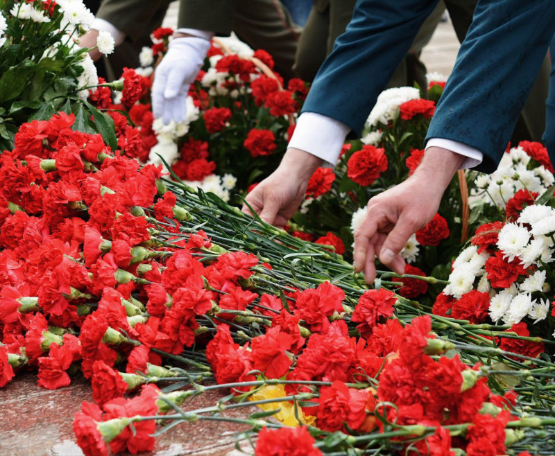 Цветы на мемориале в Чите