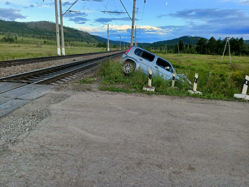 Пассажирку врезавшегося в поезд автомобиля в Забайкалье доставили в больницу
