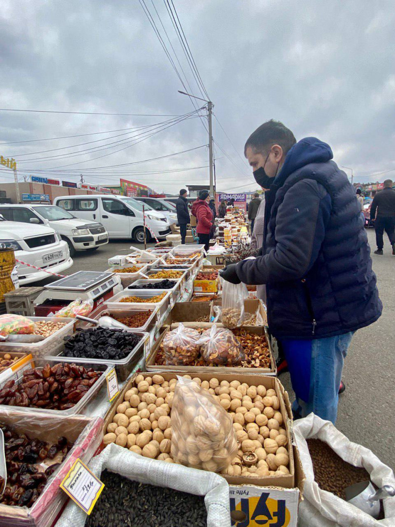 На уличной распродаже также торговали сухофруктами и орехами. Фото tg-канала 