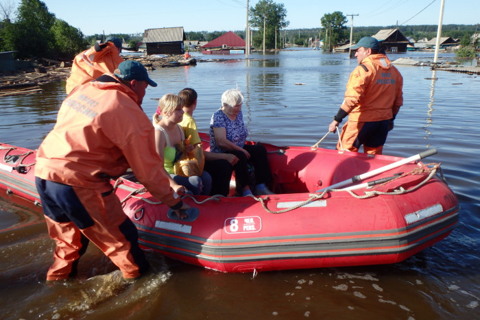 Спасатели эвакуировали 80-летнюю женщину из затопленного дома в с. Шелопугино