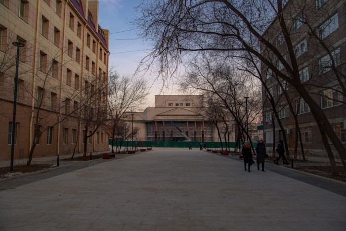 Вид на Театральную площадь с улицы Лермонтова.