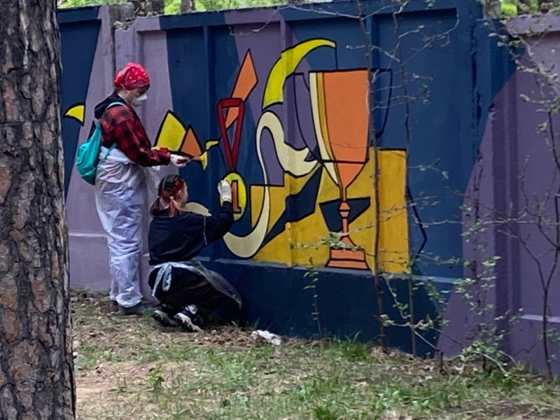 Граффити ко Дню защиты детей нарисовали на заборе по ул. Таёжной в Чите