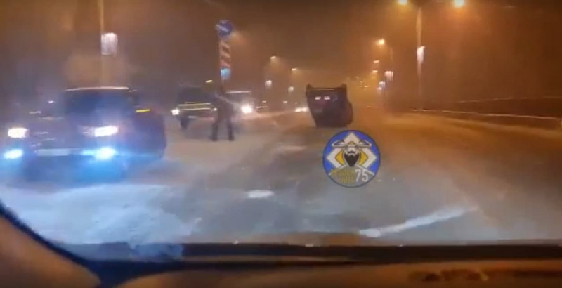 Автомобиль перевернулся на крышу на улице Мостовая в Чите – видео