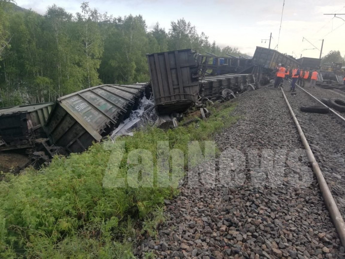 Размытый паводком путь стал причиной схода 34 вагонов грузовых поездов в Забайкалье