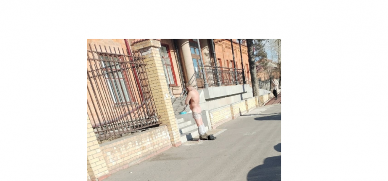 Мужчина разделся до трусов возле травмпункта в Чите